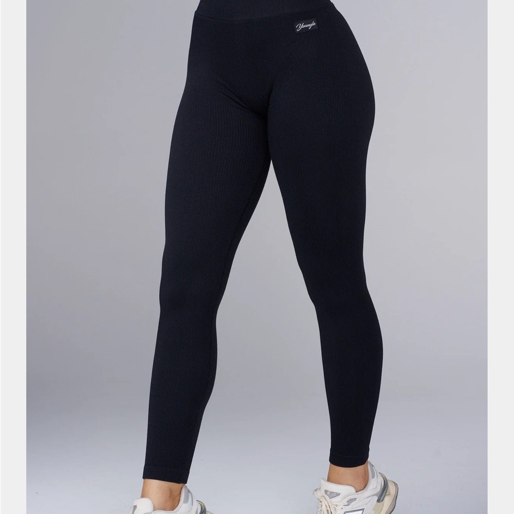 Black Full-Length Form-Fitting Leggings